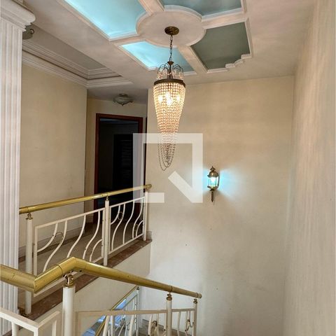 Casa de condomínio à venda com 975m², 4 quartos e 8 vagasEscada
