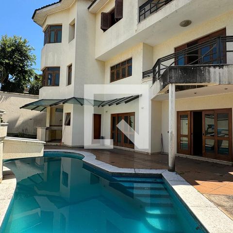 Casa de condomínio à venda com 975m², 4 quartos e 8 vagasPiscina