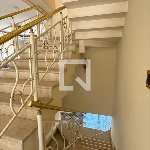 Casa de condomínio à venda com 975m², 4 quartos e 8 vagasEscada