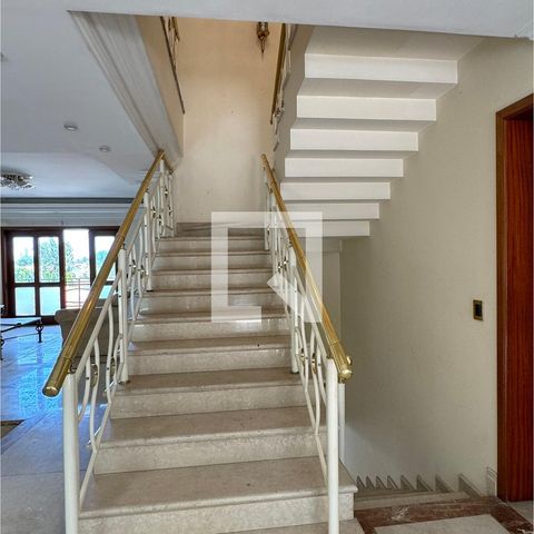 Casa de condomínio à venda com 975m², 4 quartos e 8 vagasEscada