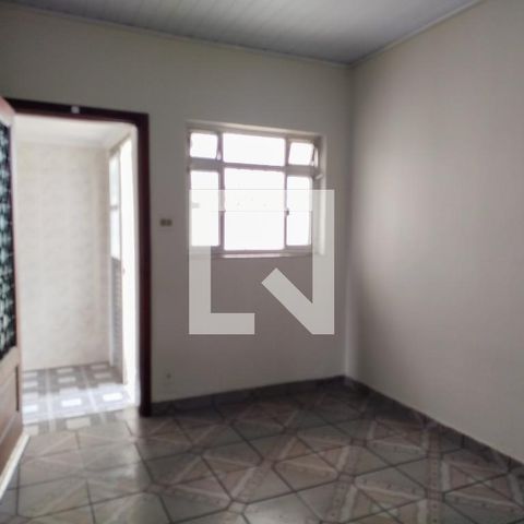 Casa à venda com 168m², 2 quartos e 2 vagas Casa à venda com 168m², 2 quartos e 2 vagasSala