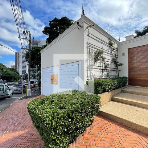 Casa à venda com 400m², 4 quartos e 5 vagas Casa à venda com 400m², 4 quartos e 5 vagasFachada casa