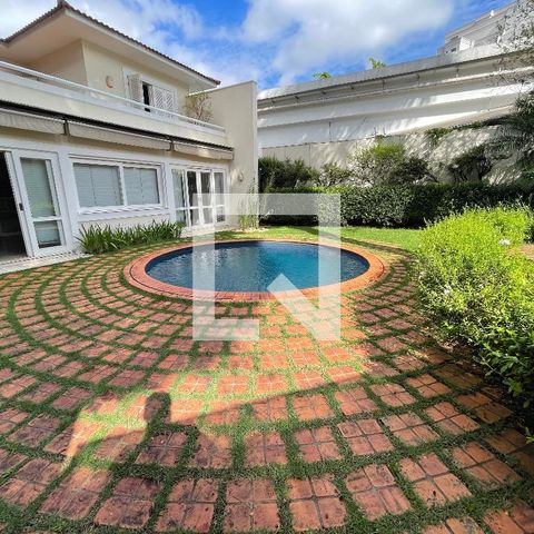Casa à venda com 400m², 4 quartos e 5 vagas Casa à venda com 400m², 4 quartos e 5 vagasQuintal