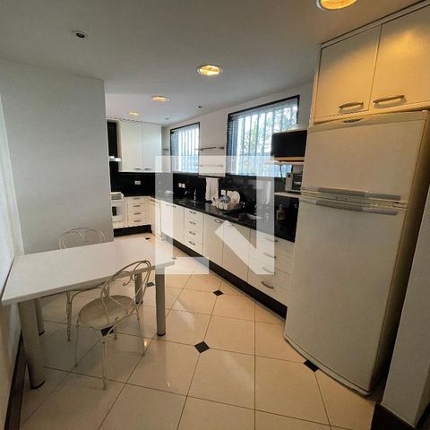 Casa à venda com 400m², 4 quartos e 5 vagas Casa à venda com 400m², 4 quartos e 5 vagasCozinha
