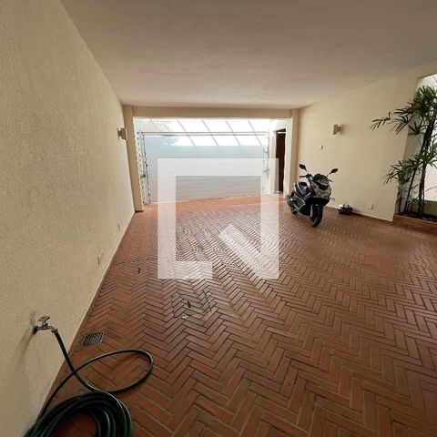 Casa à venda com 400m², 4 quartos e 5 vagas Casa à venda com 400m², 4 quartos e 5 vagasGaragem 1