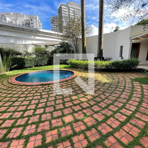 Casa à venda com 400m², 4 quartos e 5 vagas Casa à venda com 400m², 4 quartos e 5 vagasQuintal