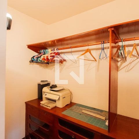 Casa à venda com 350m², 3 quartos e 2 vagas Casa à venda com 350m², 3 quartos e 2 vagasCloset da suíte