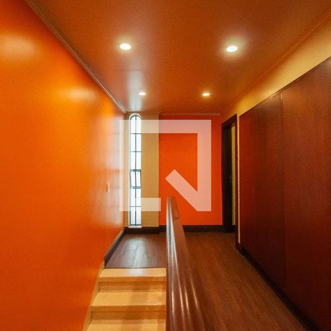 Casa à venda com 350m², 3 quartos e 2 vagas Casa à venda com 350m², 3 quartos e 2 vagasHall da escada