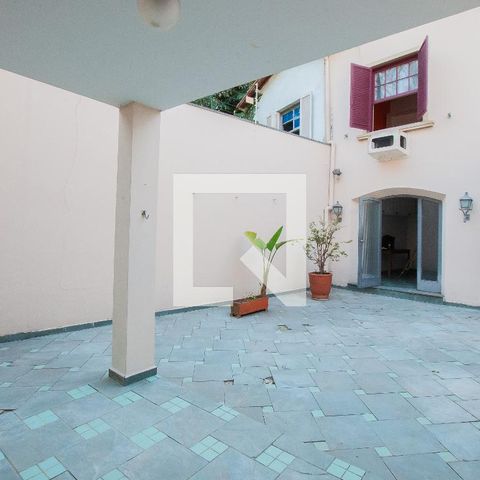 Casa à venda com 350m², 3 quartos e 2 vagas Casa à venda com 350m², 3 quartos e 2 vagasQuintal