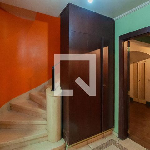 Casa à venda com 350m², 3 quartos e 2 vagas Casa à venda com 350m², 3 quartos e 2 vagasHall da escada