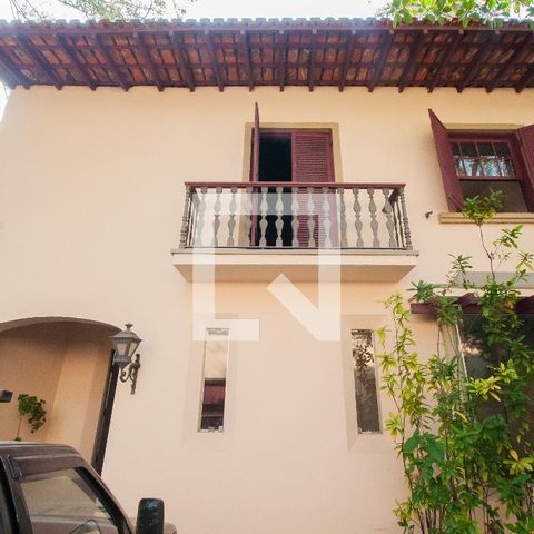 Casa à venda com 350m², 3 quartos e 2 vagas Casa à venda com 350m², 3 quartos e 2 vagasFachada