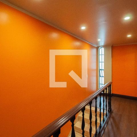 Casa à venda com 350m², 3 quartos e 2 vagas Casa à venda com 350m², 3 quartos e 2 vagasHall da escada
