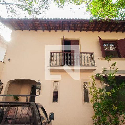 Casa à venda com 350m², 3 quartos e 2 vagas Casa à venda com 350m², 3 quartos e 2 vagasFachada