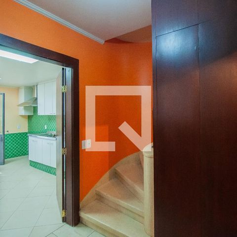 Casa à venda com 350m², 3 quartos e 2 vagas Casa à venda com 350m², 3 quartos e 2 vagasHall da escada