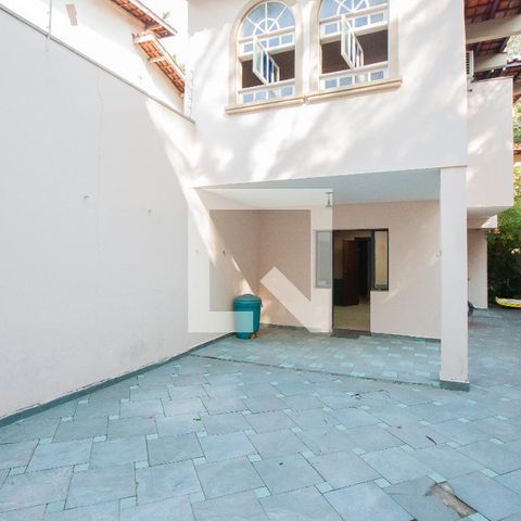 Casa à venda com 350m², 3 quartos e 2 vagas Casa à venda com 350m², 3 quartos e 2 vagasQuintal