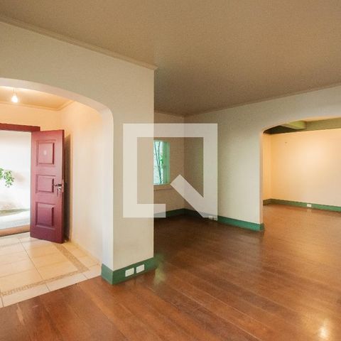 Casa à venda com 350m², 3 quartos e 2 vagas Casa à venda com 350m², 3 quartos e 2 vagasSala