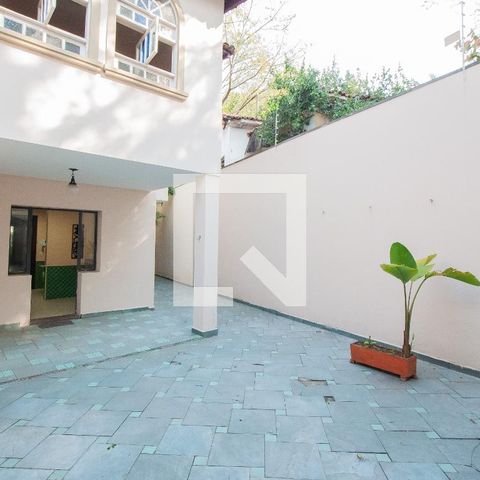 Casa à venda com 350m², 3 quartos e 2 vagas Casa à venda com 350m², 3 quartos e 2 vagasQuintal