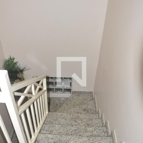 Casa para alugar com 250m², 3 quartos e 5 vagasEscada