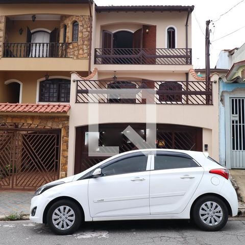 Casa para alugar com 218m², 3 quartos e 3 vagas Casa para alugar com 218m², 3 quartos e 3 vagasFachada