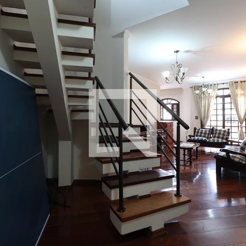 Casa para alugar com 218m², 3 quartos e 3 vagasSala