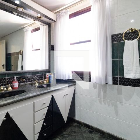Casa à venda com 331m², 4 quartos e 4 vagasBanheiro Suite 1