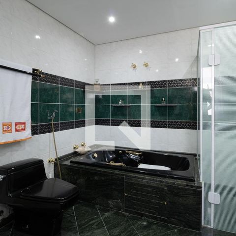 Casa à venda com 331m², 4 quartos e 4 vagasBanheiro Suite 1