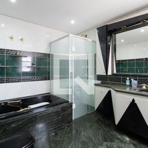 Casa à venda com 331m², 4 quartos e 4 vagasBanheiro Suite 1