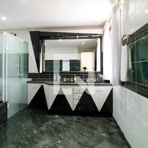 Casa à venda com 331m², 4 quartos e 4 vagasBanheiro Suite 1