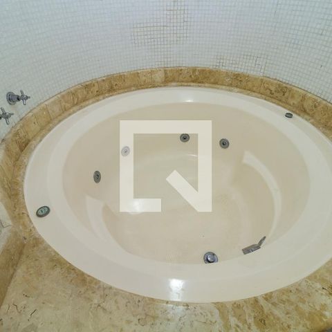 Apartamento à venda com 238m², 4 quartos e 4 vagasBanheiro da Suíte 1
