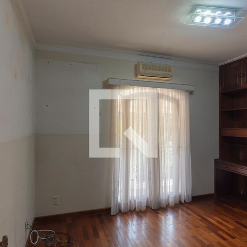 Casa à venda com 317m², 4 quartos e 4 vagasEscritório