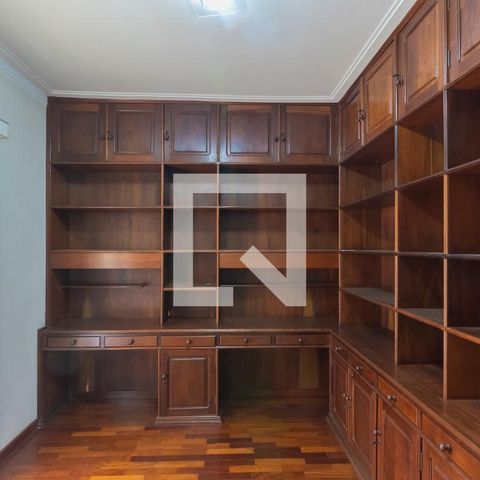 Casa à venda com 317m², 4 quartos e 4 vagasEscritório