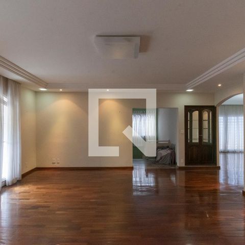 Casa à venda com 317m², 4 quartos e 4 vagasSala