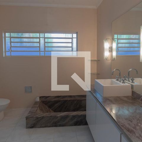 Casa à venda com 317m², 4 quartos e 4 vagasBanheiro