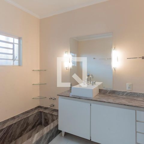 Casa à venda com 317m², 4 quartos e 4 vagasBanheiro
