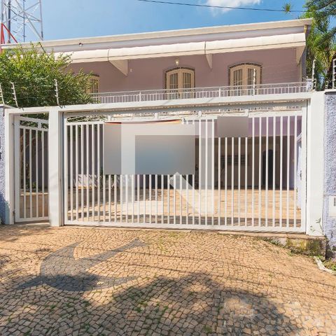 Casa à venda com 317m², 4 quartos e 4 vagasFachada