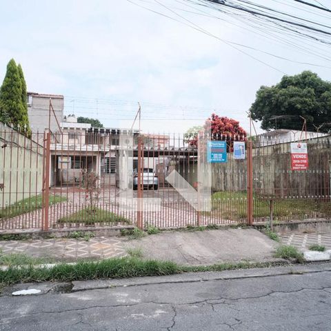 Casa à venda com 500m², 3 quartos e 3 vagas Casa à venda com 500m², 3 quartos e 3 vagasFachada
