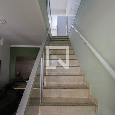 Casa à venda com 180m², 3 quartos e 5 vagas Casa à venda com 180m², 3 quartos e 5 vagasCasa 2 - Escada