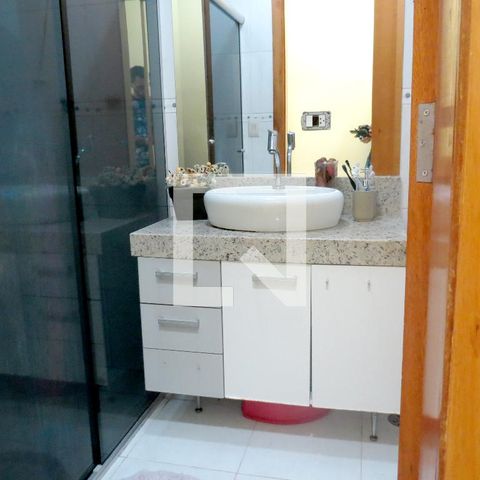 Casa à venda com 108m², 3 quartos e 4 vagasBanheiro Quarto 1