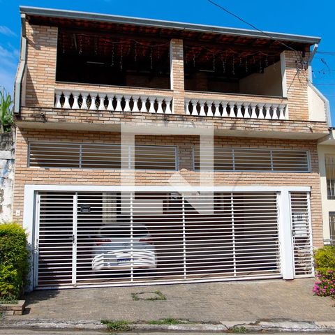 Casa à venda com 203m², 3 quartos e 2 vagas Casa à venda com 203m², 3 quartos e 2 vagasFachada