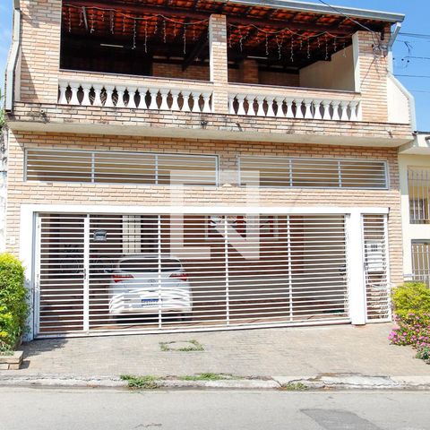 Casa à venda com 203m², 3 quartos e 2 vagas Casa à venda com 203m², 3 quartos e 2 vagasFachada