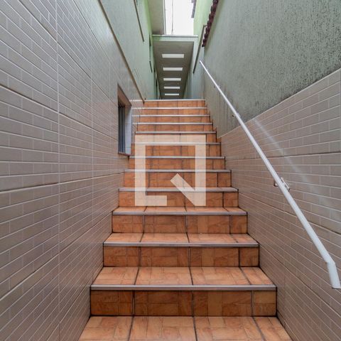 Casa à venda com 132m², 2 quartos e 2 vagasEscada
