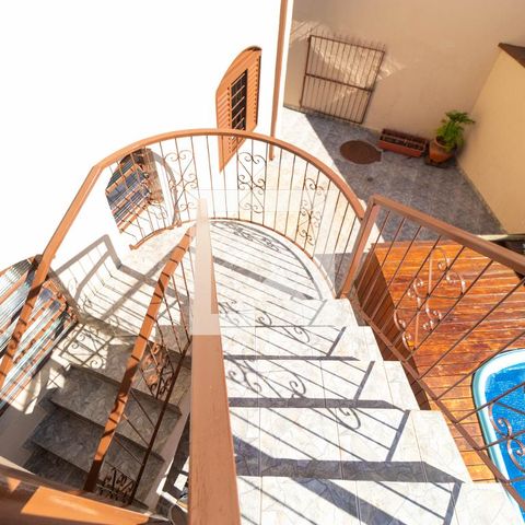 Casa à venda com 179m², 4 quartos e 3 vagasEscada