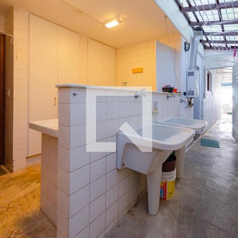 Casa para alugar com 465m², 4 quartos e 5 vagas Casa para alugar com 465m², 4 quartos e 5 vagasÁrea de serviço