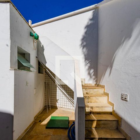 Casa para alugar com 465m², 4 quartos e 5 vagas Casa para alugar com 465m², 4 quartos e 5 vagasEscada