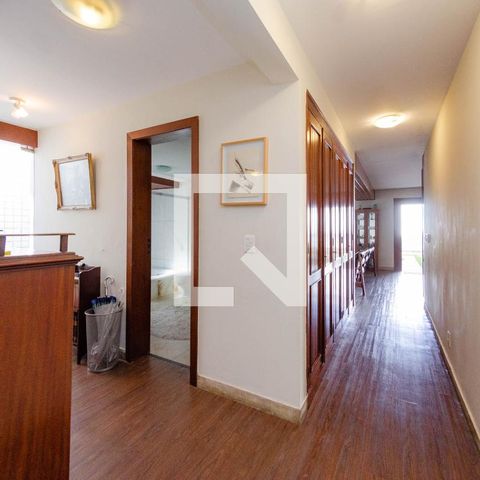 Casa para alugar com 465m², 4 quartos e 5 vagas Casa para alugar com 465m², 4 quartos e 5 vagasCorredor