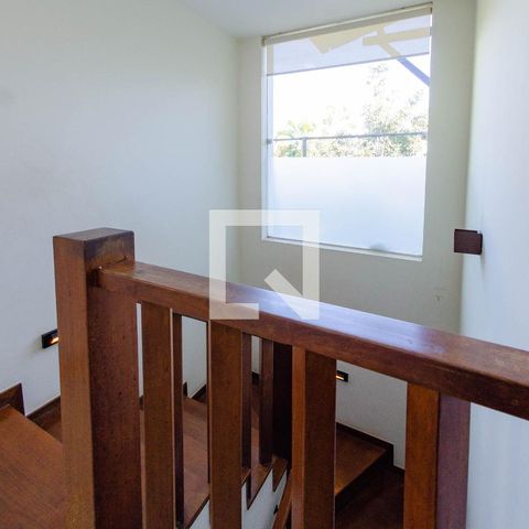 Casa para alugar com 465m², 4 quartos e 5 vagas Casa para alugar com 465m², 4 quartos e 5 vagasEscada
