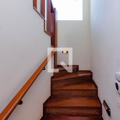 Casa para alugar com 465m², 4 quartos e 5 vagas Casa para alugar com 465m², 4 quartos e 5 vagasEscada
