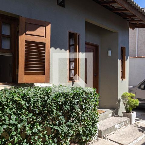 Casa à venda com 195m², 3 quartos e 3 vagas Casa à venda com 195m², 3 quartos e 3 vagasFachada