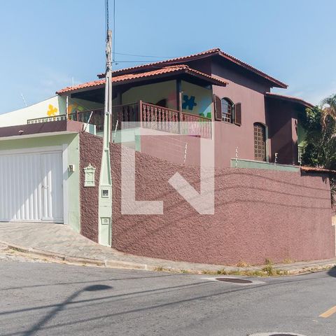 Casa para alugar com 551m², 15 quartos e 4 vagasFachada