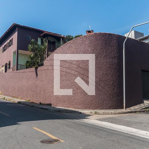 Casa para alugar com 551m², 15 quartos e 4 vagasFachada